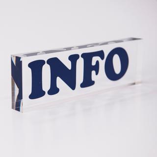 Massiver PLEXIGLAS® Acrylblock mit Aufdruck „Info“