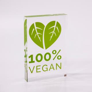 Massiver PLEXIGLAS® Block mit Aufdruck „100% Vegan“
