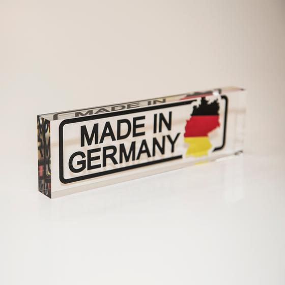 Massiver PLEXIGLAS® Block mit Aufdruck „Made in Germany“