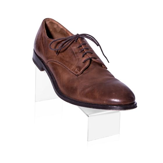 Schuh-Display als hoch geneigter Schuhständer aus glasklarem PLEXIGLAS für die Schuhpräsentation im Einzelhandel